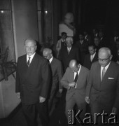 27-28.09.1963, Kraków, Polska.
Wizyta w Hucie im. Lenina delegacji partyjno-rządowej NRD na czele z przewodniczącym Rady Państwa Walterem Ulbrichtem (1. od lewej). 1. od prawej idzie dyrektor Kombinatu Metalurgicznego Huty im. Lenina, mgr inż. Bohdan Kołomyjski, 2. od lewej (za Ulbrichtem) I sekretarz KC PZPR, Władysław Gomułka.
Fot. Stanisław Gawliński, zbiory Ośrodka KARTA