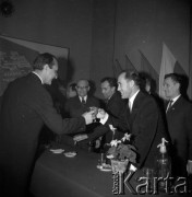 27-28.09.1963, Kraków, Polska.
Wizyta w Hucie im. Lenina delegacji partyjno-rządowej NRD na czele z przewodniczącym Rady Państwa Walterem Ulbrichtem. Wznoszenie toastu. 3. od lewej stoi mgr. inż. Bohdan Kołomyjski, dyrektor Kombinatu.
Fot. Stanisław Gawliński, zbiory Ośrodka KARTA