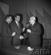 27-28.09.1963, Kraków, Polska.
Wizyta w Hucie im. Lenina delegacji partyjno-rządowej NRD na czele z przewodniczącym Rady Państwa Walterem Ulbrichtem. Wznoszenie toastu. Gości podejmuje mgr. inż. Bohdan Kołomyjski (1. z prawej) , dyrektor Kombinatu.
Fot. Stanisław Gawliński, zbiory Ośrodka KARTA