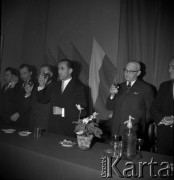 27-28.09.1963, Kraków, Polska.
Wizyta w Hucie im. Lenina delegacji partyjno-rządowej NRD na czele z przewodniczącym Rady Państwa Walterem Ulbrichtem. Wznoszenie toastu. 2. od prawej stoi mgr. inż. Bohdan Kołomyjski, dyrektor Kombinatu.
Fot. Stanisław Gawliński, zbiory Ośrodka KARTA