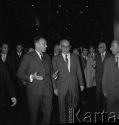 27-28.09.1963, Kraków, Polska.
Wizyta w Hucie im. Lenina delegacji partyjno-rządowej NRD na czele z przewodniczącym Rady Państwa Walterem Ulbrichtem. Gości podejmują I sekretarz KC PZPR, Władysław Gomułka oraz dyrektor Kombinatu, mgr. inż. Bohdan Kołomyjski (2. z prawej).
Fot. Stanisław Gawliński, zbiory Ośrodka KARTA