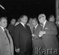 27-28.09.1963, Kraków, Polska.
Wizyta w Hucie im. Lenina delegacji partyjno-rządowej NRD na czele z przewodniczącym Rady Państwa Walterem Ulbrichtem (stoi w ciemnym garniturze). Gości oprowadza dyrektor Kombinatu, mgr. inż. Bohdan Kołomyjski (1. z prawej).
Fot. Stanisław Gawliński, zbiory Ośrodka KARTA