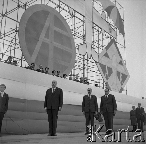 Prawdopodobnie 1964, Kraków, Polska.
Otwarcie wielkiej Wystawy Lotniczej na terenie lotniska Rakowice-Czyżyny, zorganizowanej przez Aeroklub Krakowski. Premier PRL, Józef Cyrankiewicz oraz członek KC PZPR Czesław Domagała stoją przed trybuną na płycie lotniska.
Fot. Stanisław Gawliński, zbiory Ośrodka KARTA