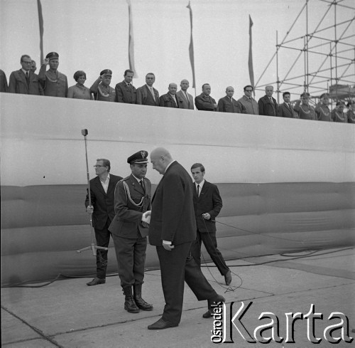 Prawdopodobnie 1964, Kraków, Polska.
Otwarcie wielkiej Wystawy Lotniczej na terenie lotniska Rakowice-Czyżyny, zorganizowanej przez Aeroklub Krakowski. Premier PRL, Józef Cyrankiewicz witany przez majora Sił Powietrznych Ludowego Wojska Polskiego.
Fot. Stanisław Gawliński, zbiory Ośrodka KARTA