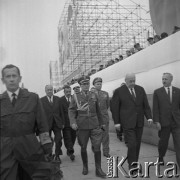 Prawdopodobnie 1964, Kraków, Polska.
Otwarcie wielkiej Wystawy Lotniczej na terenie lotniska Rakowice-Czyżyny, zorganizowanej przez Aeroklub Krakowski. Premier PRL, Józef Cyrankiewicz przed trybuną w towarzystwie członka KC PZPR Czesława Domagały oraz generałów Ludowego Wojska Polskiego.
Fot. Stanisław Gawliński, zbiory Ośrodka KARTA