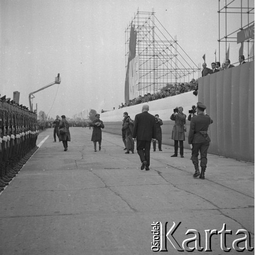 Prawdopodobnie 1964, Kraków, Polska.
Otwarcie wielkiej Wystawy Lotniczej na terenie lotniska Rakowice-Czyżyny, zorganizowanej przez Aeroklub Krakowski. Premier PRL, Józef Cyrankiewicz przechodzi przed trybuną ora kompanią honorową złożoną z lotników LWP.
Fot. Stanisław Gawliński, zbiory Ośrodka KARTA