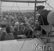 Prawdopodobnie 1964, Kraków, Polska.
Otwarcie wielkiej Wystawy Lotniczej na terenie lotniska Rakowice-Czyżyny, zorganizowanej przez Aeroklub Krakowski. Premier PRL, Józef Cyrankiewicz rozmawia z pilotem siedzącym za sterami jednego z eksponatów - zabytkowego dwupłatowca.
Fot. Stanisław Gawliński, zbiory Ośrodka KARTA