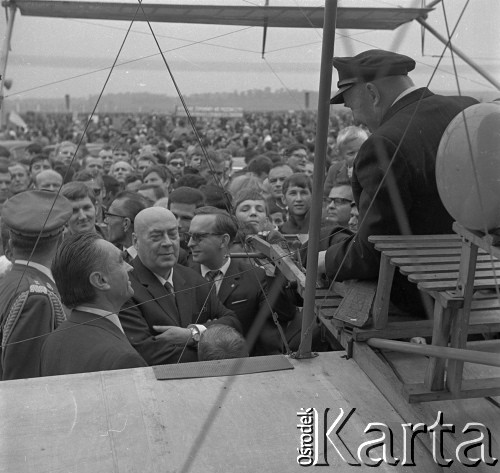 Prawdopodobnie 1964, Kraków, Polska.
Otwarcie wielkiej Wystawy Lotniczej na terenie lotniska Rakowice-Czyżyny, zorganizowanej przez Aeroklub Krakowski. Premier PRL, Józef Cyrankiewicz rozmawia z pilotem siedzącym za sterami jednego z eksponatów - zabytkowego dwupłatowca.
Fot. Stanisław Gawliński, zbiory Ośrodka KARTA