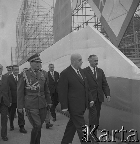 Prawdopodobnie 1964, Kraków, Polska.
Otwarcie wielkiej Wystawy Lotniczej na terenie lotniska Rakowice-Czyżyny, zorganizowanej przez Aeroklub Krakowski. Premier PRL, Józef Cyrankiewicz przed trybuną w towarzystwie członka KC PZPR Czesława Domagały oraz generałów Ludowego Wojska Polskiego.
Fot. Stanisław Gawliński, zbiory Ośrodka KARTA