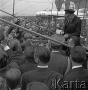 Prawdopodobnie 1964, Kraków, Polska.
Otwarcie wielkiej Wystawy Lotniczej na terenie lotniska Rakowice-Czyżyny, zorganizowanej przez Aeroklub Krakowski. Premier PRL, Józef Cyrankiewicz rozmawia z pilotem siedzącym za sterami jednego z eksponatów - zabytkowego dwupłatowca.
Fot. Stanisław Gawliński, zbiory Ośrodka KARTA