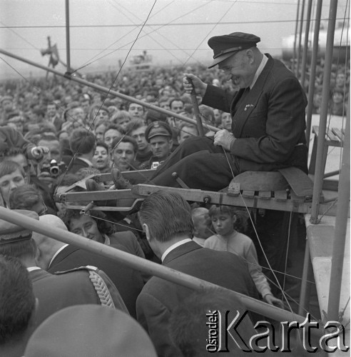 Prawdopodobnie 1964, Kraków, Polska.
Otwarcie wielkiej Wystawy Lotniczej na terenie lotniska Rakowice-Czyżyny, zorganizowanej przez Aeroklub Krakowski. Premier PRL, Józef Cyrankiewicz rozmawia z pilotem siedzącym za sterami jednego z eksponatów - zabytkowego dwupłatowca.
Fot. Stanisław Gawliński, zbiory Ośrodka KARTA