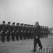 Prawdopodobnie 1964, Kraków, Polska.
Otwarcie wielkiej Wystawy Lotniczej na terenie lotniska Rakowice-Czyżyny, zorganizowanej przez Aeroklub Krakowski. Premier PRL, Józef Cyrankiewicz przed kompanią honorową złożoną z lotników LWP.
Fot. Stanisław Gawliński, zbiory Ośrodka KARTA