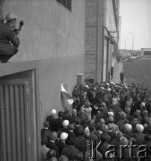 Lata 60., Kraków, Polska,
Premier Józef Cyrankiewicz uroczyście odsłania tablicę pamiątkową na jednym z budynków Kombinatu Huty im. Lenina.
Fot. Stanisław Gawliński, zbiory Ośrodka KARTA