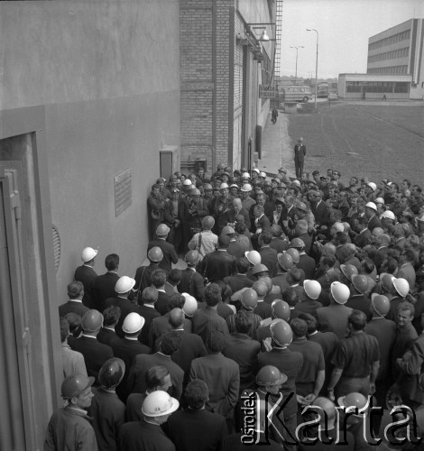 Lata 60., Kraków, Polska,
Premier Józef Cyrankiewicz uroczyście odsłania tablicę pamiątkową na jednym z budynków Kombinatu Huty im. Lenina.
Fot. Stanisław Gawliński, zbiory Ośrodka KARTA