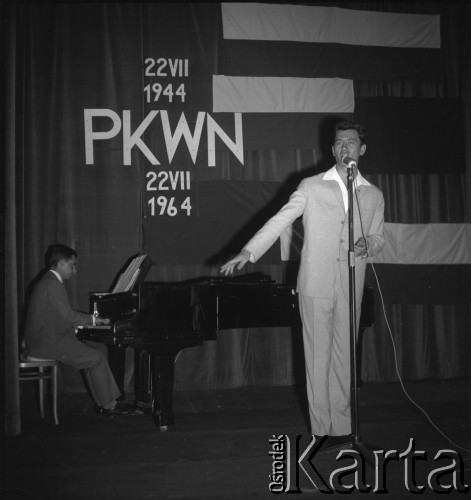 22.07.1964, Kraków, Polska.
Występ artystyczny w Hucie im. Lenina z okazji  XX-lecia Manifestu PKWN.
Fot. Stanisław Gawliński, zbiory Ośrodka KARTA