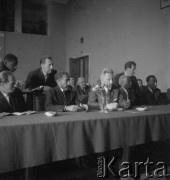 18.09.1964, Kraków, Polska.
Wizyta w Polsce cesarza Etiopii Haile Selassie I (4. z lewej). Polityk odwiedza Nową Hutę w towarzystwie przedstawicieli państwowych i lokalnych władz, w tym przewodniczącego Rady Państwa Edwarda Ochaba (5. z prawej).
Fot. Stanisław Gawliński, zbiory Ośrodka KARTA
