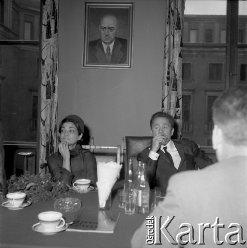 14-21.05.1965., Kraków, Polska.
Wizyta w Polsce Aszraf Pahlawi (po lewej), irańskiej polityczki, działaczki na rzecz praw kobiet, siostry ostatniego szacha Iranu Mohammada Rezy Pahlawiego. 
Fot. Stanisław Gawliński, zbiory Ośrodka KARTA