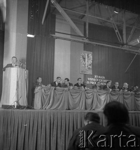 1965, Kraków, Polska.
Spotkanie przedwyborcze z robotnikami i władzami Nowej Huty przed rozpisanymi na 30 maja wyborami do Sejmu i rad narodowych. 2. od prawej siedzi premier Józef Cyrankiewicz.
Fot. Stanisław Gawliński, zbiory Ośrodka KARTA