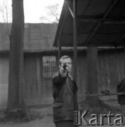 1967, Kraków, Polska.
Strzelnica sportowa. Mężczyzna z pistoletem.
Fot. Stanisław Gawliński, zbiory Ośrodka KARTA