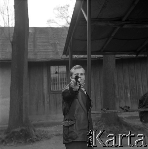 1967, Kraków, Polska.
Strzelnica sportowa. Mężczyzna z pistoletem.
Fot. Stanisław Gawliński, zbiory Ośrodka KARTA