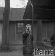 1967, Kraków, Polska.
Strzelnica sportowa. Mężczyzna z pistoletem.
Fot. Stanisław Gawliński, zbiory Ośrodka KARTA