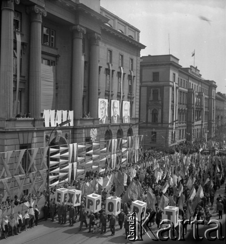 1.05.1967, Kraków, Polska.
Obchody Święta Pracy. Uroczysty pochód przechodzi ulicą Basztową, mijając trybunę honorową usytuowaną przed budynkiem Narodowego Banku Polskiego przy ul. Basztowej 20. 
Fot. Stanisław Gawliński, zbiory Ośrodka KARTA
