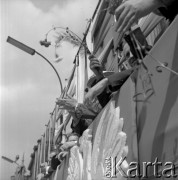 1.05.1967, Kraków, Polska.
Obchody Święta Pracy. Trybuna honorowa ustawiona przed budynkiem przy ul. Basztowej 20. 
Fot. Stanisław Gawliński, zbiory Ośrodka KARTA
