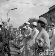 1.05.1967, Kraków, Polska.
Obchody Święta Pracy. Uroczysty pochód przechodzi ulicą Basztową na wysokości Placu Jana Matejki. Pośród maszerujących delegacja Huty im. Lenina.
Fot. Stanisław Gawliński, zbiory Ośrodka KARTA
