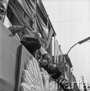 1.05.1967, Kraków, Polska.
Obchody Święta Pracy. Trybuna honorowa ustawiona przed budynkiem przy ul. Basztowej 20. 
Fot. Stanisław Gawliński, zbiory Ośrodka KARTA
