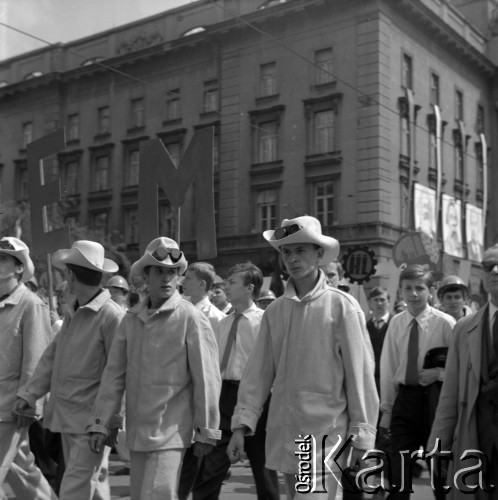 1.05.1967, Kraków, Polska.
Obchody Święta Pracy. Uroczysty pochód przechodzi ulicą Basztową na wysokości Placu Jana Matejki. Widoczna delegacja hutników z Huty im. Lenina.
Fot. Stanisław Gawliński, zbiory Ośrodka KARTA
