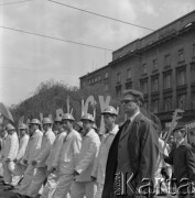 1.05.1967, Kraków, Polska.
Obchody Święta Pracy. Uroczysty pochód przechodzi ulicą Basztową na wysokości Placu Jana Matejki. Widoczna delegacja hutników z Huty im. Lenina.
Fot. Stanisław Gawliński, zbiory Ośrodka KARTA
