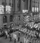 1.05.1967, Kraków, Polska.
Obchody Święta Pracy. Uroczysty pochód przechodzi ulicą Basztową, mijając trybunę honorową ustawioną przed budynkiem Narodowego Banku Polskiego przy ul. Basztowej 20. 
Fot. Stanisław Gawliński, zbiory Ośrodka KARTA
