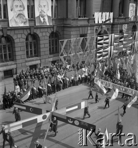 1.05.1967, Kraków, Polska.
Obchody Święta Pracy. Uroczysty pochód przechodzi ulicą Basztową, mijając trybunę honorową ustawioną przed budynkiem Narodowego Banku Polskiego przy ul. Basztowej 20. Pośród maszerujących delegacja Huty im. Lenina.
Fot. Stanisław Gawliński, zbiory Ośrodka KARTA
