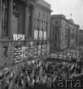 1.05.1967, Kraków, Polska.
Obchody Święta Pracy. Uroczysty pochód przechodzi ulicą Basztową, mijając trybunę honorową ustawioną przed budynkiem Narodowego Banku Polskiego przy ul. Basztowej 20. 
Fot. Stanisław Gawliński, zbiory Ośrodka KARTA
