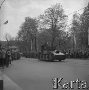 1.05.1967, Kraków, Polska.
Obchody Święta Pracy. Uroczysty pochód podąża ulicą Basztową - widoczna makieta czołgu Rudy 102. 
Fot. Stanisław Gawliński, zbiory Ośrodka KARTA
