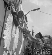 1.05.1967, Kraków, Polska.
Obchody Święta Pracy. Trybuuna honorowa ustawiona przed budynkiem przy ul. Basztowej 20. I sekretarz KW PZPR w Krakowie Czesław Domagała symbolicznie witany chlebem przez mężczyznę w regionalnym stroju krakowskim.
Fot. Stanisław Gawliński, zbiory Ośrodka KARTA
