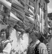 1.05.1967, Kraków, Polska.
Obchody Święta Pracy. Trybuna honorowa z politykami usytuowana przed budynkiem Narodowego Banku Polskiego przy ul. Basztowej 20. Pośród prominentów na trybunie 2 od lewej stoi Czesław Domagała -  sekretarz KW PZPR w Krakowie.
Fot. Stanisław Gawliński, zbiory Ośrodka KARTA
