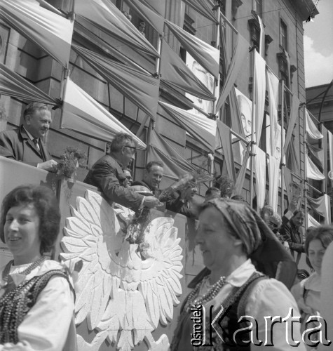 1.05.1967, Kraków, Polska.
Obchody Święta Pracy. Trybuna honorowa z politykami usytuowana przed budynkiem Narodowego Banku Polskiego przy ul. Basztowej 20. Pośród prominentów na trybunie 2 od lewej stoi Czesław Domagała -  sekretarz KW PZPR w Krakowie.
Fot. Stanisław Gawliński, zbiory Ośrodka KARTA
