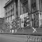 1.05.1967, Kraków, Polska.
Obchody Święta Pracy. Trybuna honorowa usytuowana przed budynkiem Narodowego Banku Polskiego przy Basztowej 20.
Fot. Stanisław Gawliński, zbiory Ośrodka KARTA
