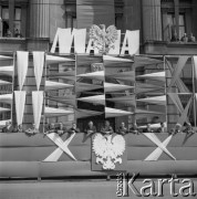 1.05.1967, Kraków, Polska.
Obchody Święta Pracy. Trybuna honorowa ustawiona przed budynkiem przy ul. Basztowej 20. 
Fot. Stanisław Gawliński, zbiory Ośrodka KARTA
