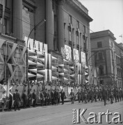 1.05.1967, Kraków, Polska.
Obchody Święta Pracy. Uroczysty pochód przechodzi ulicą Basztową, mijając trybunę honorową ustawioną przed budynkiem przy ul. Basztowej 20. 
Fot. Stanisław Gawliński, zbiory Ośrodka KARTA
