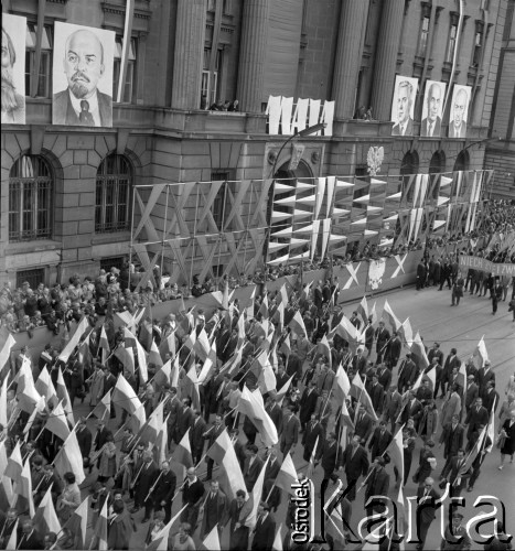 1.05.1967, Kraków, Polska.
Obchody Święta Pracy. Uroczysty pochód przechodzi ulicą Basztową, mijając trybunę honorową ustawioną przed budynkiem Narodowego Banku Polskiego przy ul. Basztowej 20. 
Fot. Stanisław Gawliński, zbiory Ośrodka KARTA
