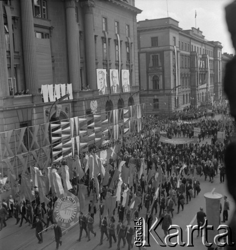 1.05.1967, Kraków, Polska.
Obchody Święta Pracy. Uroczysty pochód przechodzi ulicą Basztową, mijając trybunę honorową ustawioną przed budynkiem przy ul. Basztowej 20. Pośród maszerujących idzie delegacja Huty im. Lenina.
Fot. Stanisław Gawliński, zbiory Ośrodka KARTA
