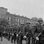 Lata 60., Kraków, Polska.
Obchody Święta Pracy. W pochodzie maszerują żołnierze Ludowego Wojska Polskiego.
Fot. Stanisław Gawliński, zbiory Ośrodka KARTA