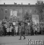 Lata 60., Kraków, Polska.
Obchody Święta Pracy. Na transparencie portret Szefa Sztabu Generalnego Wojska Polskiego, generała Wojciecha Jaruzelskiego.
Fot. Stanisław Gawliński, zbiory Ośrodka KARTA