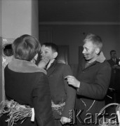 1968, Kraków, Polska.
Tradycyjny ludowy obrzęd zwany Pucherokami, odprawiany w Niedzielę Palmową w podkrakowskich wsiach i w Krakowie. Poprzebierani młodzi chłopcy odwiedzają domy, odgrywają okolicznościowe scenki, wyśpiewują i recytują zabawne rymowanki oraz fragmenty wielkopostnych tekstów, w zamian otrzymują od gospodarzy drobne datki, przekąski, jaja. 
Fot. Stanisław Gawliński, zbiory Ośrodka KARTA
