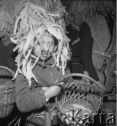 1968, Kraków, Polska.
Tradycyjny ludowy obrzęd zwany Pucherokami, odprawiany w Niedzielę Palmową w podkrakowskich wsiach i w Krakowie. Poprzebierani młodzi chłopcy odwiedzają domy, odgrywają okolicznościowe scenki, wyśpiewują i recytują zabawne rymowanki oraz fragmenty wielkopostnych tekstów, w zamian otrzymują od gospodarzy drobne datki, przekąski, jaja. 
Fot. Stanisław Gawliński, zbiory Ośrodka KARTA
