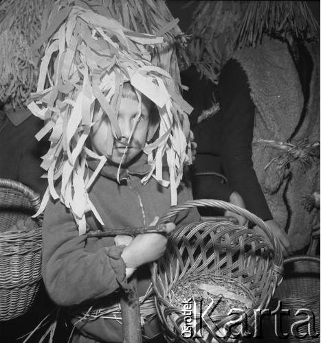 1968, Kraków, Polska.
Tradycyjny ludowy obrzęd zwany Pucherokami, odprawiany w Niedzielę Palmową w podkrakowskich wsiach i w Krakowie. Poprzebierani młodzi chłopcy odwiedzają domy, odgrywają okolicznościowe scenki, wyśpiewują i recytują zabawne rymowanki oraz fragmenty wielkopostnych tekstów, w zamian otrzymują od gospodarzy drobne datki, przekąski, jaja. 
Fot. Stanisław Gawliński, zbiory Ośrodka KARTA
