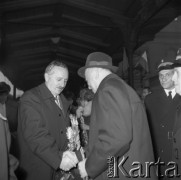 Przed 11.11.1968, Kraków, Polska.
I sekretarz Komitetu Wojewódzkiego PZPR, Czesław Domagała, na dworcu kolejowym Kraków Główny przed udaniem się na V Zjazd Polskiej Zjednoczonej Partii Robotniczej. 
Fot. Stanisław Gawliński, zbiory Ośrodka KARTA