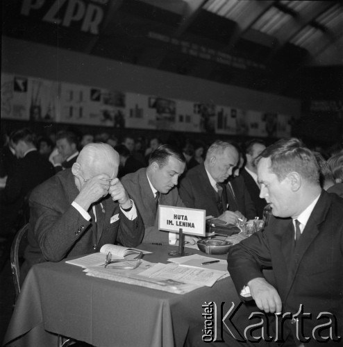 Przed 1.06.1969, Kraków, Polska.
Hala Gwardyjskiego Towarzystwa Sportowego Wisła. Spotkanie z udziałem lokalnych władz i kandydatów na posłów przed rozpisanymi na 1 czerwca wyborami do Sejmu i rad narodowych. Delegaci z Huty im. Lenina przy stole obrad - 1. od lewej siedzi dyrektor Kombinatu HiL. Bohdan Kołomyjski.
Fot. Stanisław Gawliński, zbiory Ośrodka KARTA
